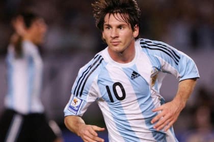 Contra Venezuela, en 2009, Lionel Messi heredó la 10 de Diego Maradona, tras un enojo de Juan Román Riquelme