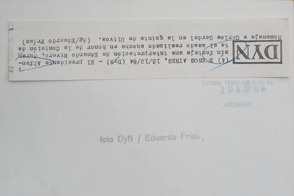 Contrafrente de la foto El presidente Raúl Alfonsin junto a Edmundo Rivero durante un homenaje a Carlos Gardel en Olivos. Reproducciones que pertenecieron al archivo de Tiempo Argentino, Cronista Comercial y La Opinión. Muchas son de las agencias DyN y Telam. Corresponden a la década del 70 y 80.