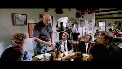 El momento en que se cierra la discusión sobre la propina, uno de los más celebrados tramos de Perros de la calle (Reservoir Dogs)