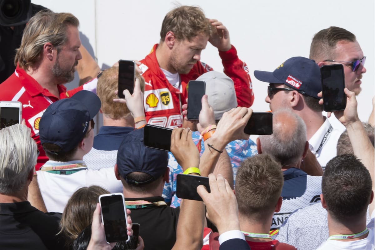 Contrariado, Sebastian Vettel va rumbo al podio del Gran Premio de Canadá.