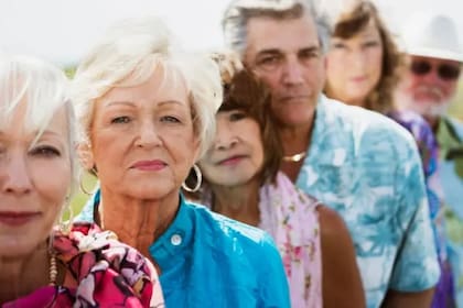 Contrario a las familias, donde las relaciones son obligadas, los amigos se pueden convertir en "parientes ficticios" y ofrecer una calidez que puede no existir entre parientes