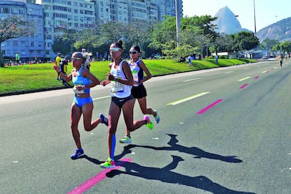 Contraste en Río 2016: Rosa Godoy, con pechera celeste, de una marca; y María Peralta, con ropa blanca, de otra