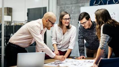 Contratar a un empleado significa sumar un costo fijo al negocio, por lo que la decisión se tiene que tomar con las cuentas claras de la solvencia del emprendimiento.