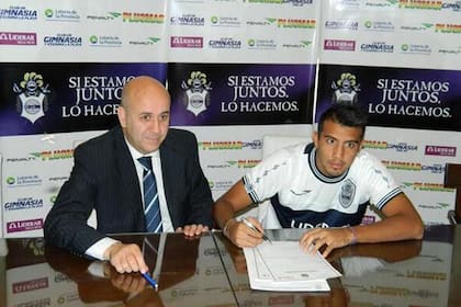 Contreras firma su contrato con Gimnasia