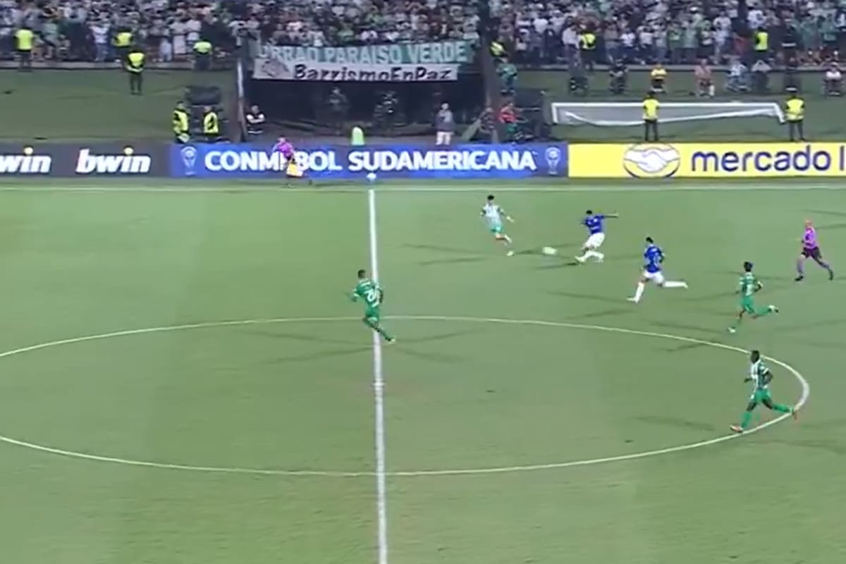 Contreras ya sacó su remate para marcar un golazo