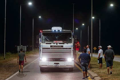 Control de cargas en el cruce de Altos Fierro, ruta 36 (autopista Cordoba - Rio Cuarto), durante el paro del campo