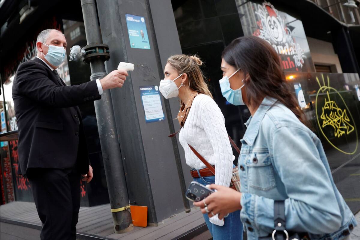 Control de temperatura en el acceso a una discoteca, este lunes en Madrid