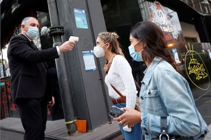 Control de temperatura en el acceso a una discoteca, este lunes en Madrid