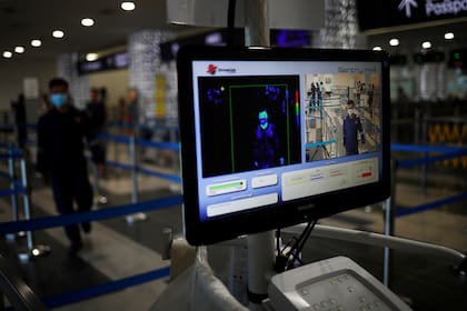 Control de temperatura en el Centro de Cruceros de Singapur a pasajeros provenientes de Indonesia
