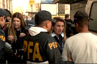 Control migratorio de la Policía Federal en la estación de tren de Retiro