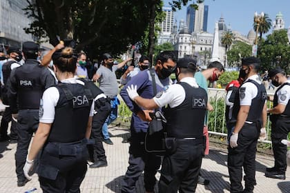 Control policial antes de entrar a Casa de Gobierno