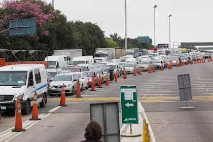 Para evitar el caudal del tránsito, se habilitaron carriles exclusivos destinados a los trabajadores de servicios esenciales