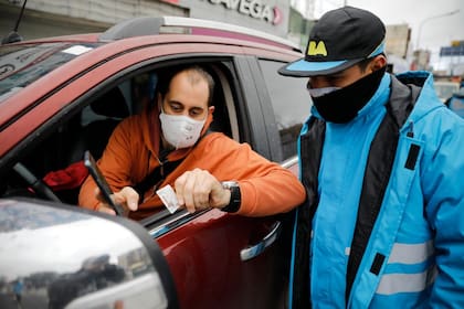 Control vehícular en el barrio de Liniers