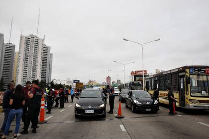 Control vehicular en el puente Pueyrredon