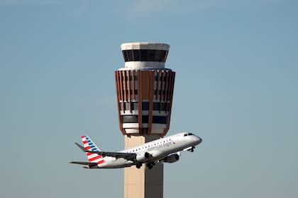 Controladores aéreos monitorean el tráfico en la torre del aeropuerto Reagan