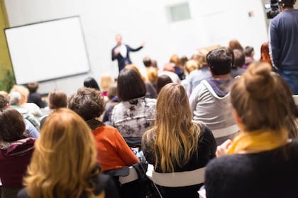 Controlar de manera adecuada y hacer un uso profesional de la voz, tanto en el aula como en la sala de reuniones o los contextos donde nos expresamos en público, es esencial