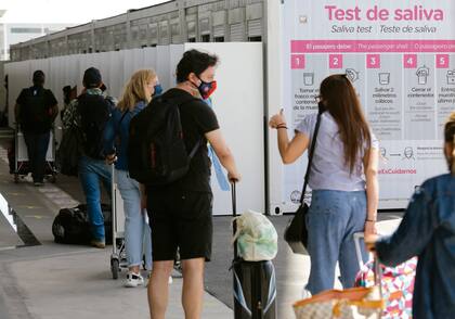 Controlar el ingreso por los aeropuertos, un reclamo de los científicos para evitar la llegada de nuevas y peligrosas variantes