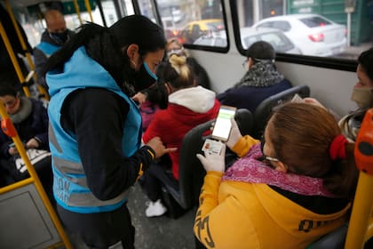 Controles a los permisos de circulación de pasajeros de colectivos en la Avenida General Paz y San Martín