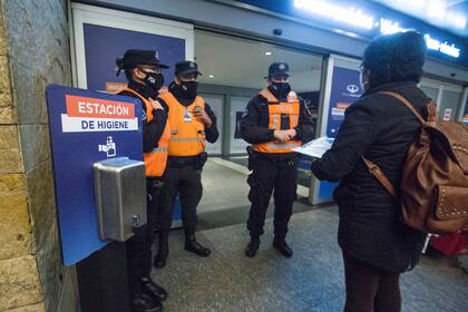 Controles a pasajeros en Ezeiza cuando se rehabilitaron los vuelos domésticos