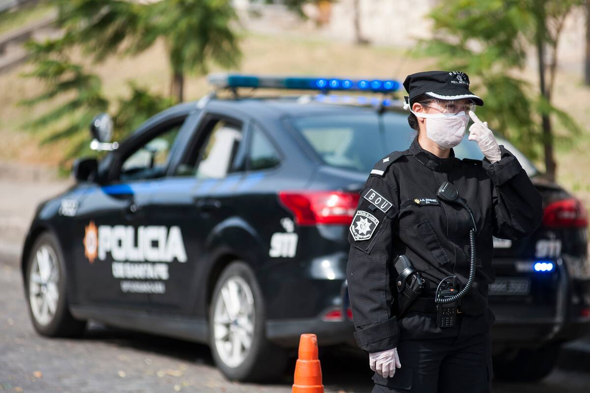 Controles de la policia de Santa Fe en prevencion por violaciones a la ley de cuarentena obligatoria en Rosario.
23-04-20
Foto: Marcelo Manera