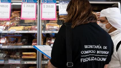 Controles de precios de la Secretaría de Comercio Interior en un supermercado