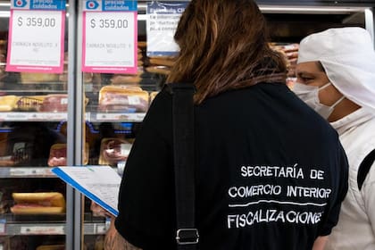 Controles de precios de la Secretaría de Comercio Interior en un supermercado