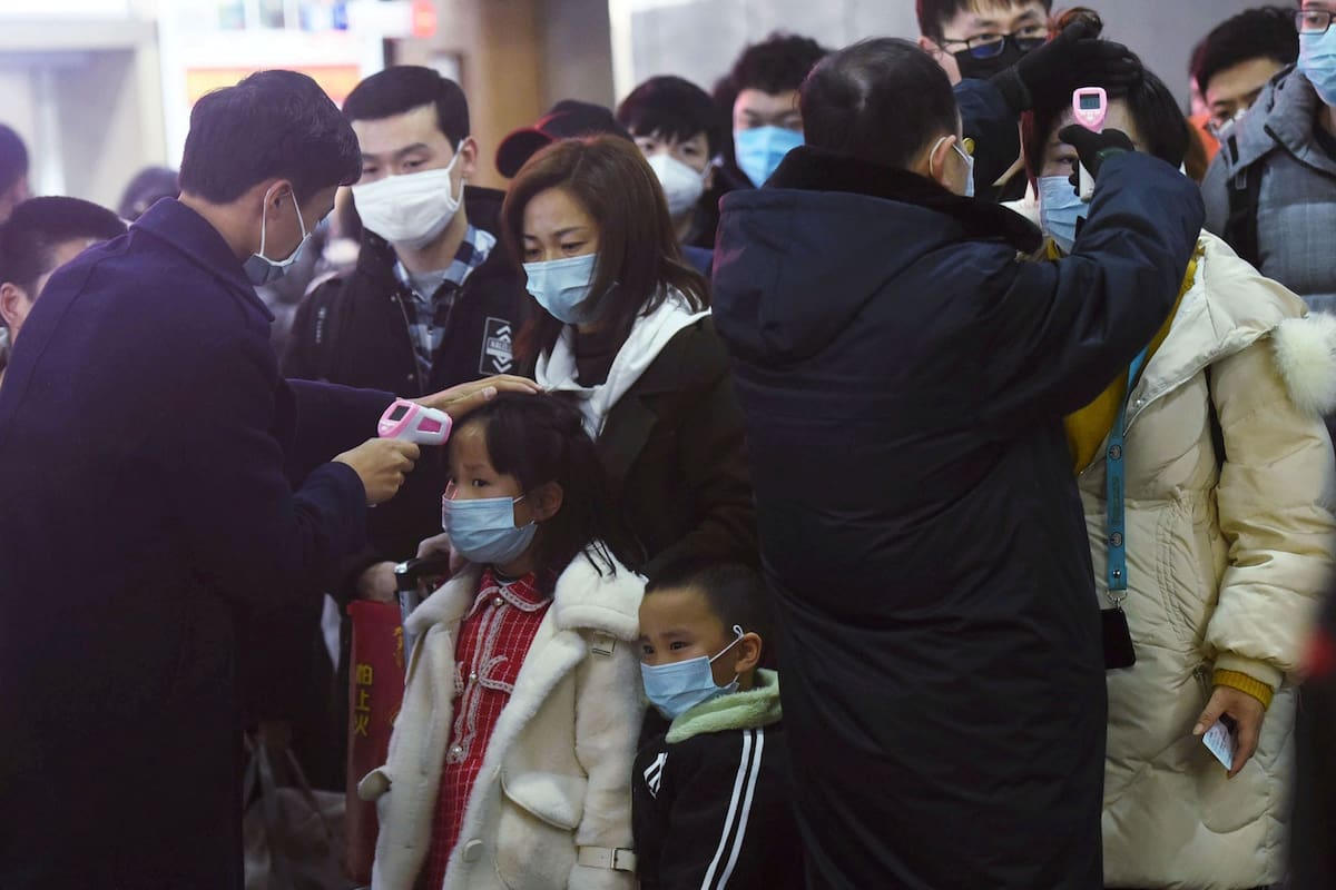 Controles de temperatura a los pasajeros que llegaban ayer de Wuhan a la ciudad de Hangzhou, antes de la cuarentena
