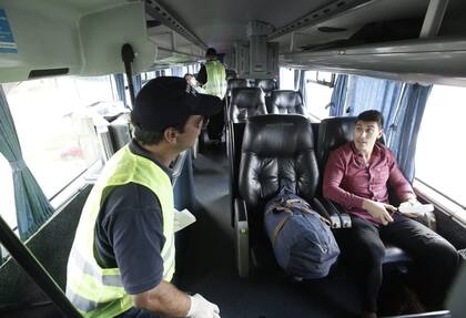 Controles en los micros que circulan por la autovía 2. Es una de las medidas en medio de la pandemia de coronavirus