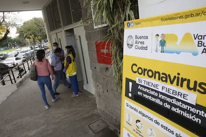 En plena crisis por el coronavirus, médicos y enfermeros reclaman por falta de insumos, la contratación de médicos extranjeros y los sueldos