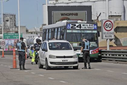 Controles en el Puente Pueyrredón durante el cuarto día de cuarentena obligatoria
