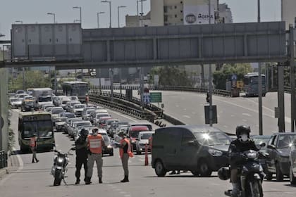 Controles en el Puente Pueyrredón durante el cuarto día de cuarentena obligatoria