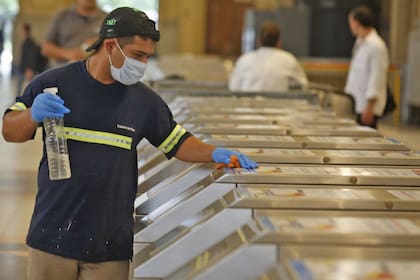 El uso de barbijo, dice el documento, deberá ser obligatorio por un tiempo