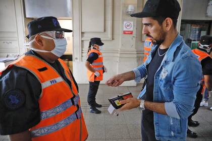 Controles en la estación de trenes de Retiro