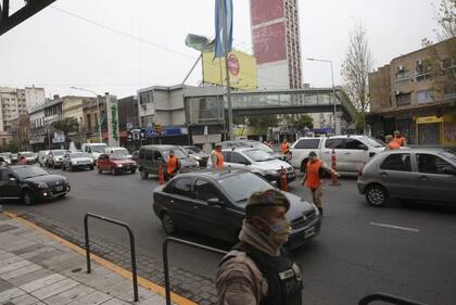 Controles en la subida del puente Pueyrredón, del lado de provincia hacia Capital