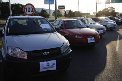 Vehículos secuestrados a la vera de la autopista