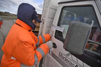 Controles en Victoria Entre Ríos. No dejan entrar a nadie de Santa Fe. Solo proveedores con permiso y les colocan una faja para que no bajen del vehículo. Otros vehículos paran afuera del control esperando que les vengan a traer o retirar mercadería para no ingresar a la ciudad
