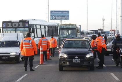 Controles estrictos en Puente La Noria, Sergio Berni llegó en moto al lugar enojado con la policía