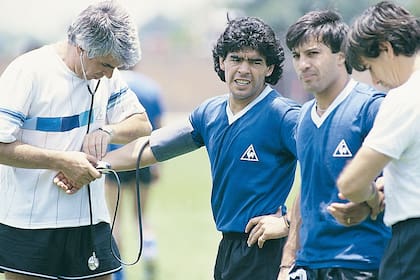 Controles para Maradona y el Vasco, por parte del doctor Madero y Carlos Pachamé; Olarticoechea compartió tres mundiales con Diego y nadie estuvo más tiempo en la cancha con el Diez