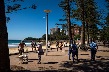 Controles policiales en una playa de Sídney