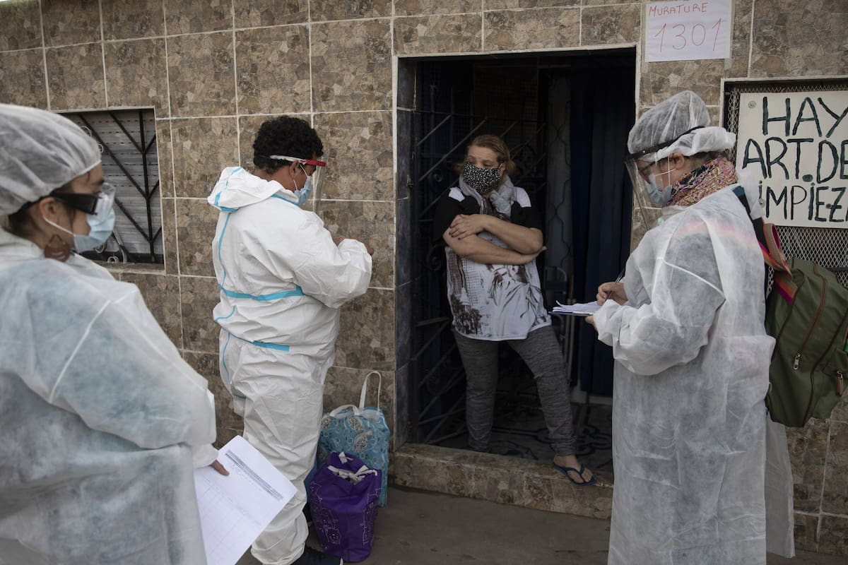 Controles y testeos en la villa la cava de Lanús