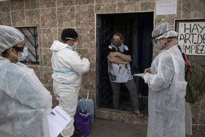 Controles y testeos en la villa la cava de Lanús