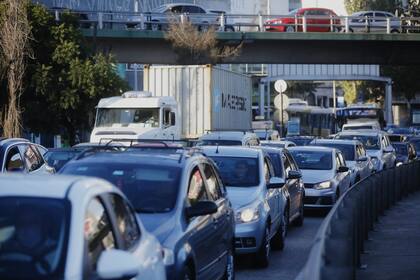 Colapso de tránsito en varios accesos a la Ciudad por los controles en el primer día hábil de las nuevas restricciones