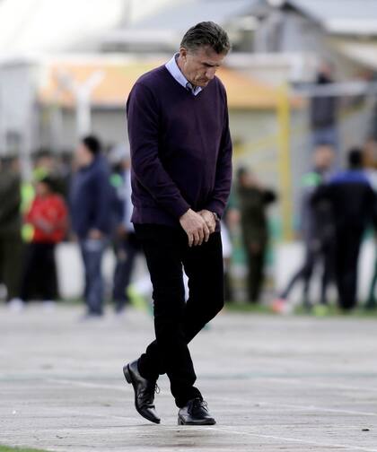 Convencido de sus decisiones, pero errático en la conducción: Bauza está acorralado
