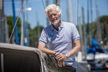 Conversaciones - Roberto Ulloa. Es marino y escritor, y en enero se embarcará a la Isla de los Estados. Centro Naval, Olivos.