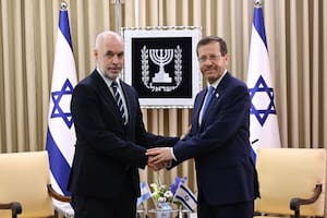 "Conversamos sobre la transformación económica israelí y sobre cómo los sucesivos gobiernos de coalición fueron la herramienta clave para sostener un rumbo que les permitió desarrollarse", afirmó Larreta vía Twitter luego de su reunión con el presidente de Israel
Isaac Herzog