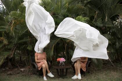 "Soledad colectiva", una performance que surgió mientras la artista veía cómo se secaban al viento las sábanas de la cama