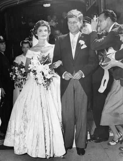 Convertidos en marido y mujer, Jackie y Jack abandonan el templo después de la ceremonia. Para ese momento tan especial, la novia lució una pulsera de diamantes y perlas –regalo de JKF la noche anterior para que fuera su “algo nuevo”–, pendientes de perlas y un broche de diamantes que le obsequiaron sus suegros.