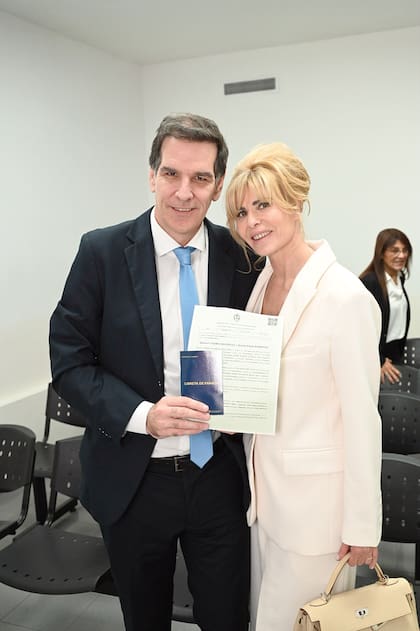 Convertidos en marido y mujer, muestran la libreta de matrimonio. Para el casamiento civil, Karina eligió un traje de la diseñadora Graciela Zito.