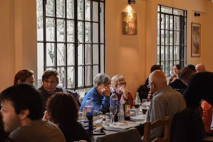 Conviene reservar mesa previamente, porque se llena.