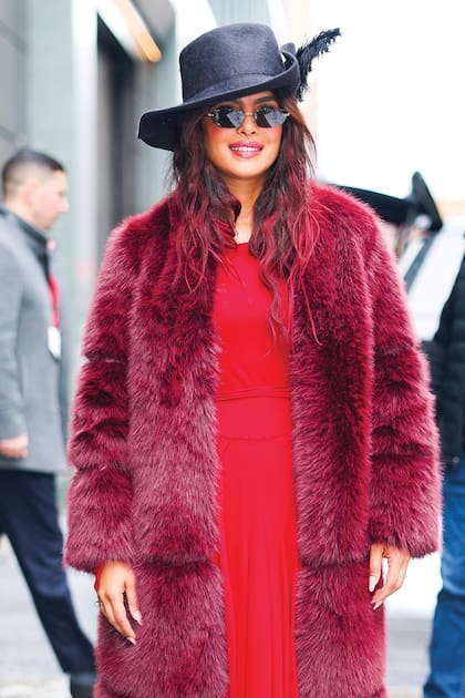Convirtió
una fría mañana de Nueva
York en un momento de
moda con un abrigo de piel
en capas sobre un vestido
rojo, sombrero con plumas y
anteojos oscuros